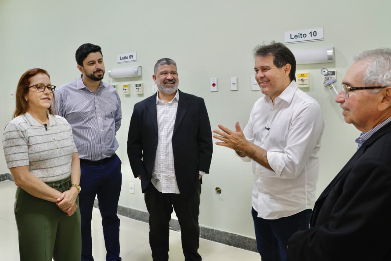 grupo de pessoas conversando